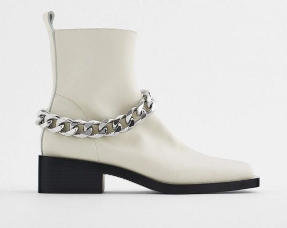 BOTÍN PLANO PIEL CADENA de Zara