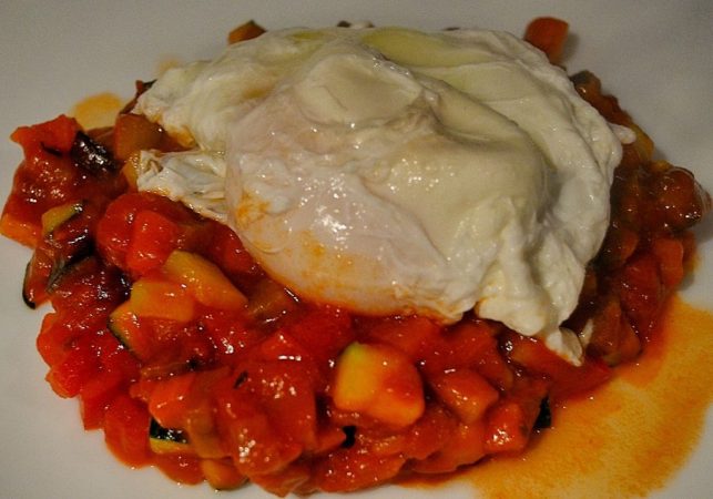 pisto con huevos escalfados Merca2.es
