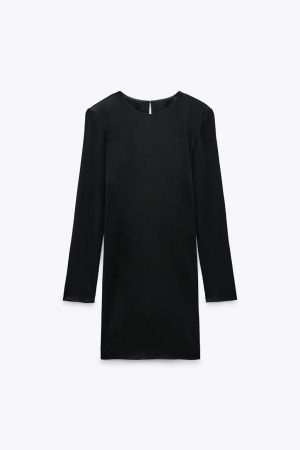 vestido satinado hombreras