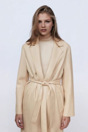 gabardina efecto piel zara