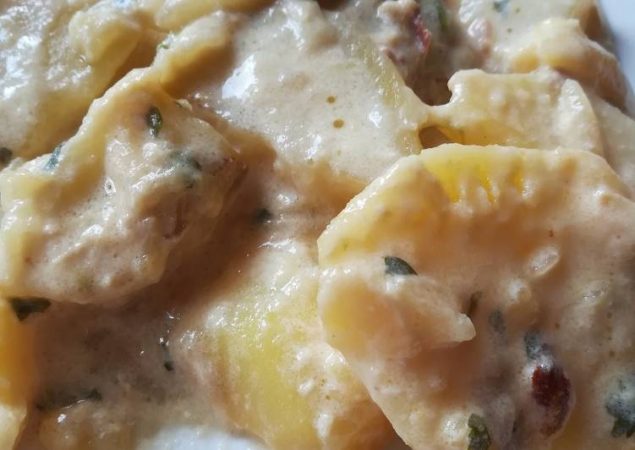  PATATAS CON SALSA CREMOSA DE CEBOLLA