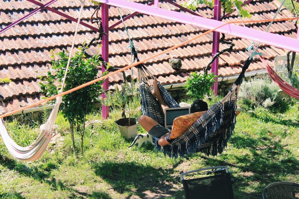 Aprovecha el teletrabajo para escapar de la ciudad a una casa rural de España