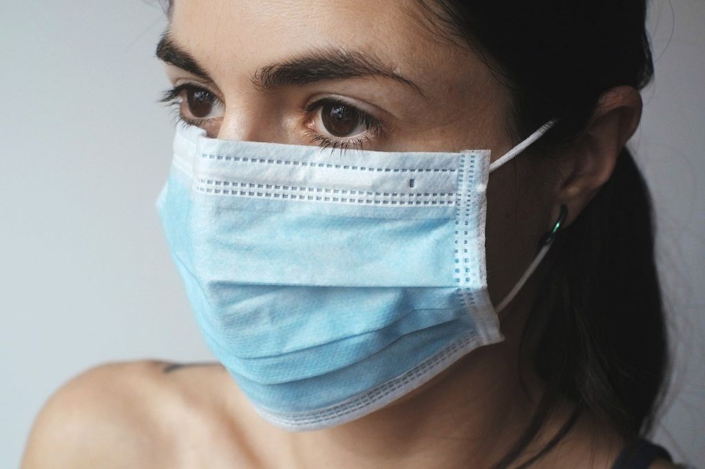 Cómo debes guardar la mascarilla si estás en un restaurante