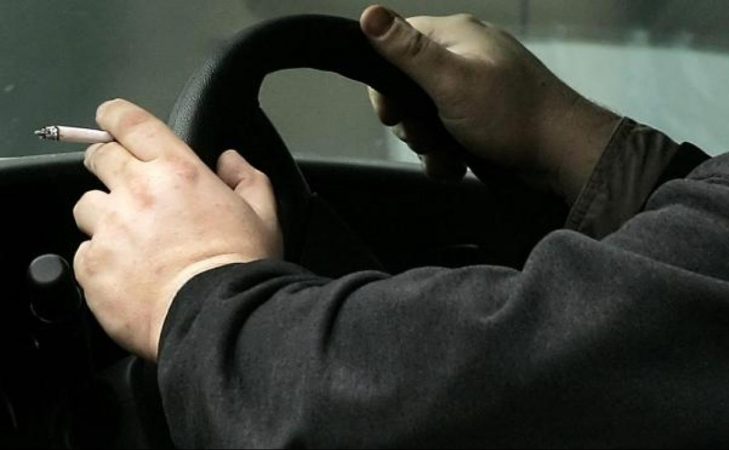 prohibir fumar coche