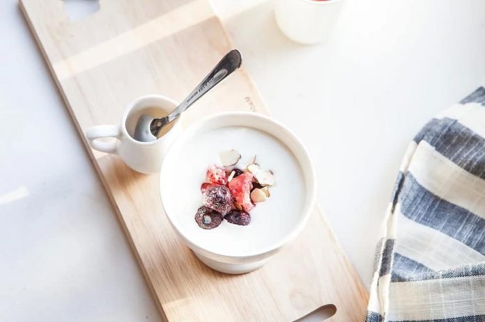 Lo que no sabías del yogur desnatado: razones para no tomarlo nunca