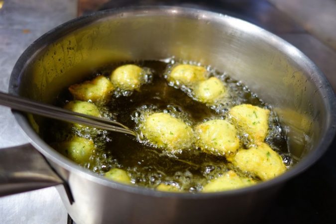 Huevos encapotados: la receta exprés que sorprenderá a todos 55 Merca2.es freir buñuelos bacalao