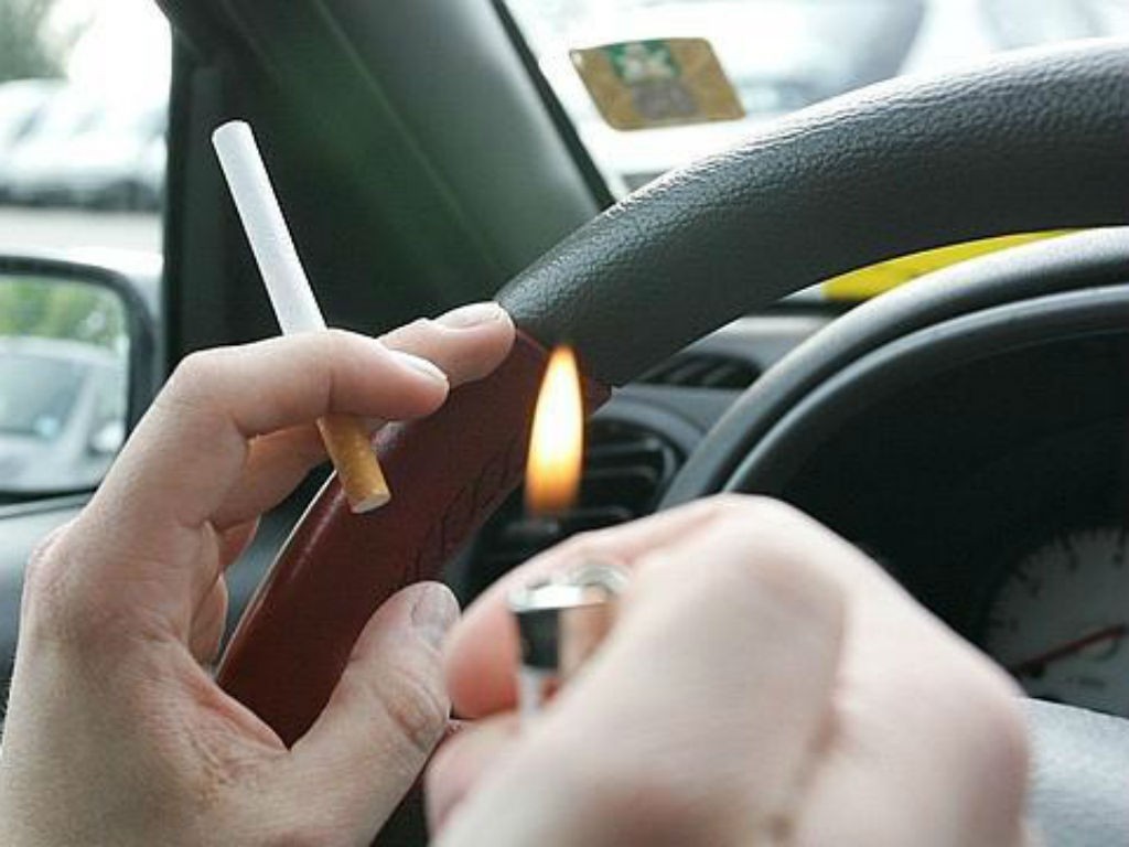 Si fumas y conduces, atención a esto de la DGT porque interesa bastante: hay mucho dinero de tu bolsillo en juego