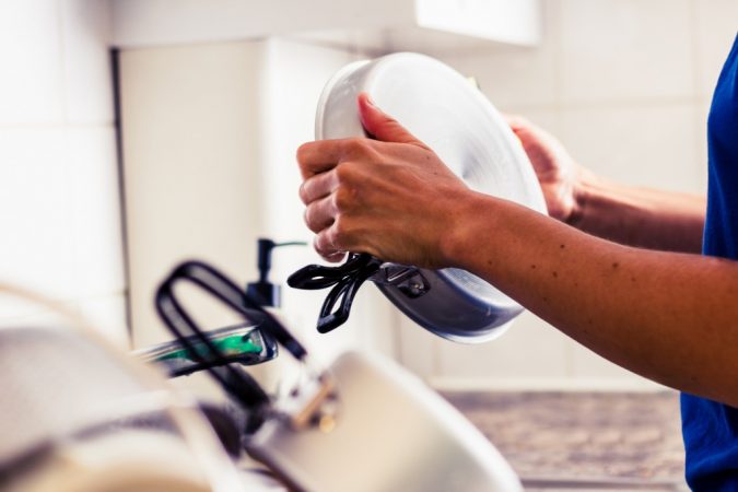 limpiar una sarten con restos