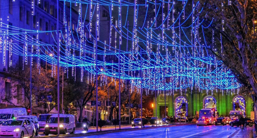 ‘El Bus de la Navidad’ se empodera ante las dudas de Madrid con el ‘Naviluz’