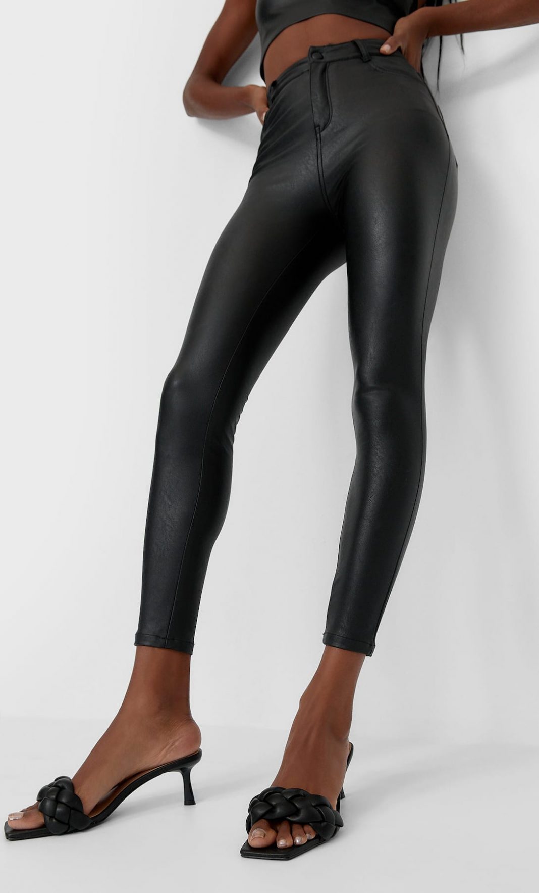 pantalones high waist efecto piel stradivarius