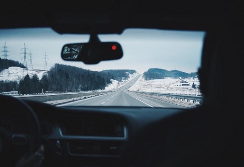 Revisar la batería y cambiar los neumáticos para evitar accidentes en invierno