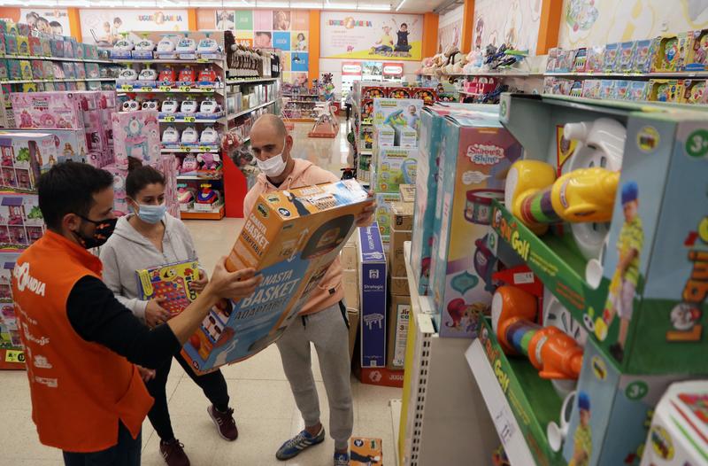La campaña de Navidad generará más de 940.000 contratos, un 15% menos que en 2019, según Adecco