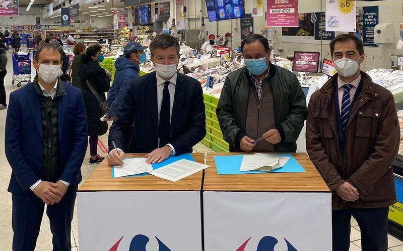 Carrefour firma el primero de los doce acuerdos con el sector pesquero de 2021