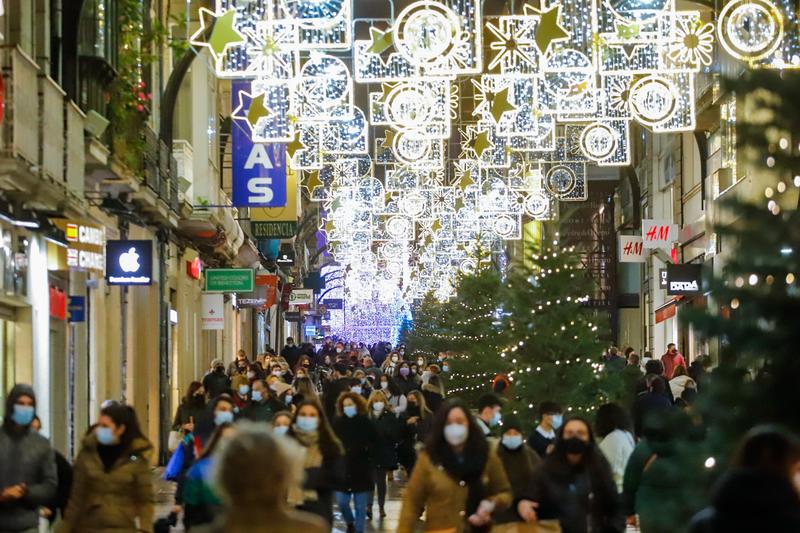 Los españoles reducen su gasto en Navidad por la menor renta disponible y las restricciones
