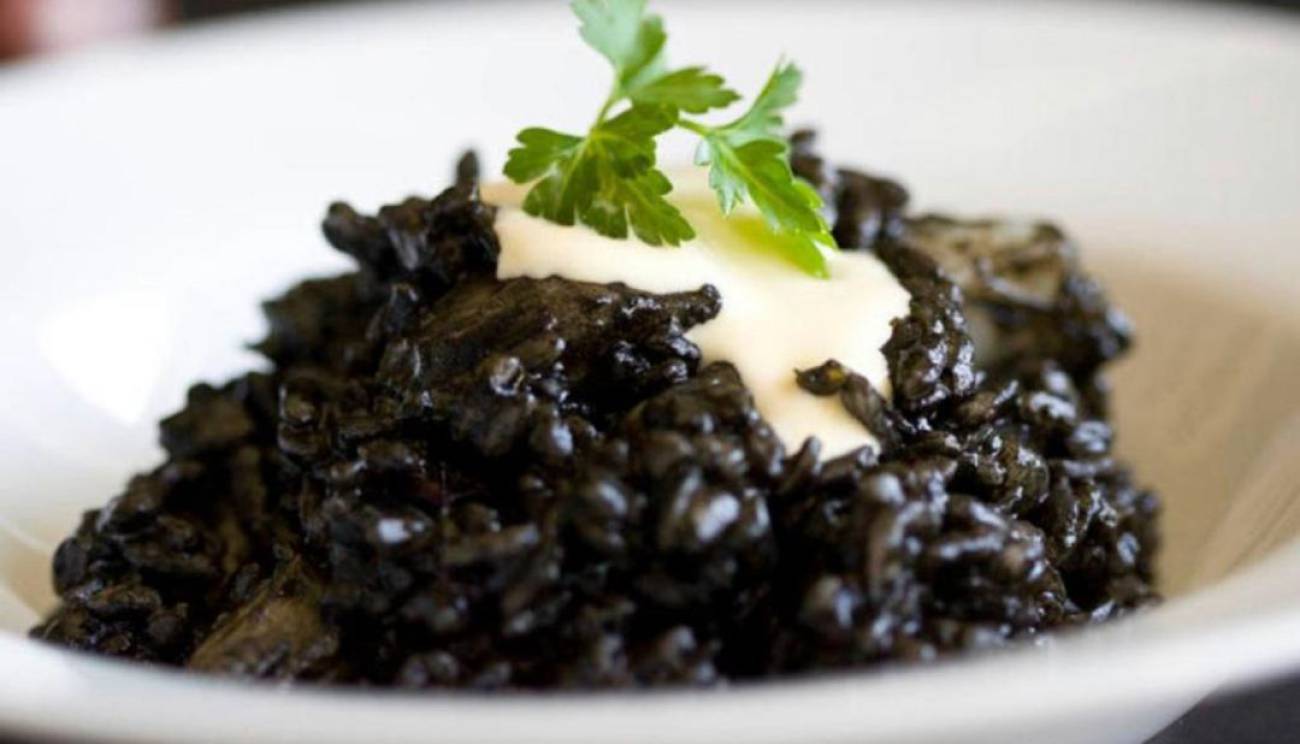 Arroz negro con calamares: el plato de Arguiñano que aplasta a la paella