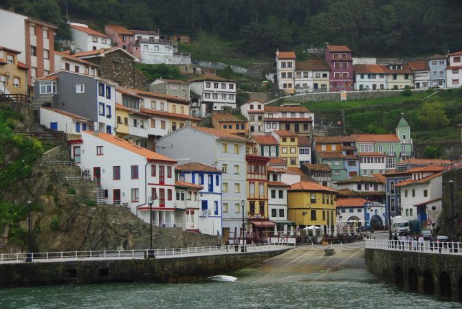 El pueblo de Asturias para callejear y disfrutar de todos sus miradores 1 Merca2.es Cudillero (1)