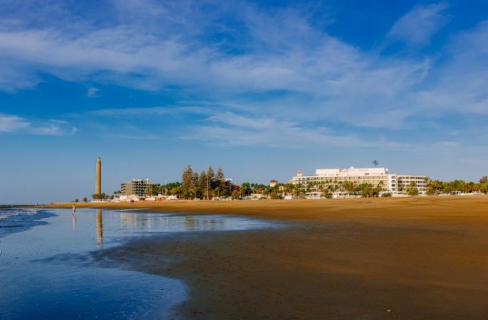 Cegasa Energía impulsa el mayor proyecto híbrido de almacenamiento energético y fotovoltaico de Gran Canaria 1 Merca2.es Faro de Maspalomas