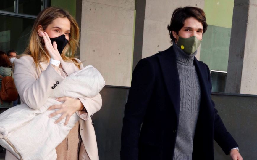 María Pombo deja el Hospital Quirón con su bebé en brazos