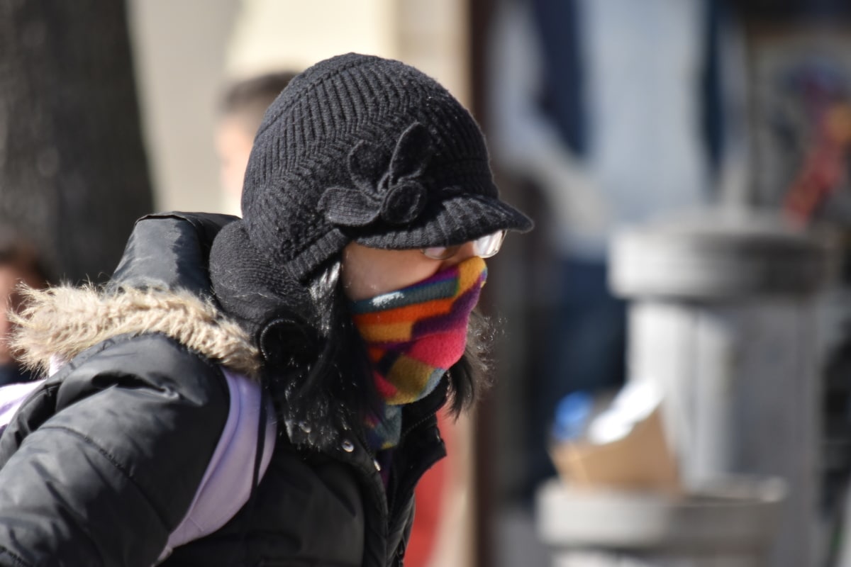 ¿Se puede llevar mascarilla y bufanda al mismo tiempo?