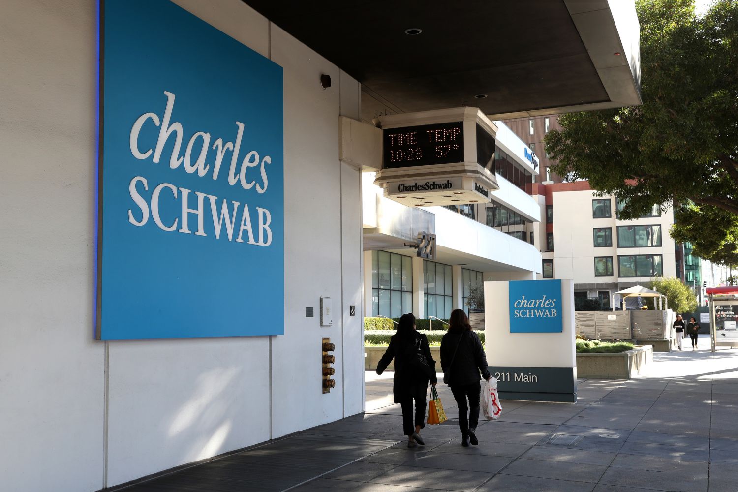 Reino Unido multa a Charles Schwab por no proteger los activos de sus clientes