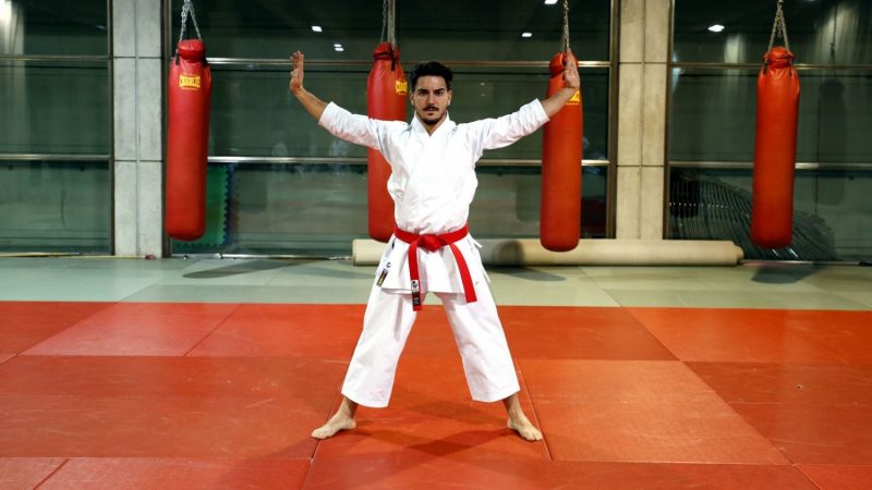 un karateka en la resistencia de broncano