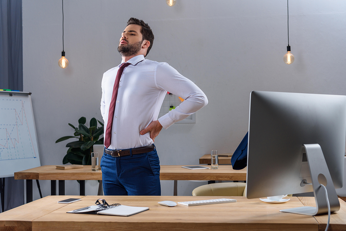 Teletrabajo: ejercicios que debes incluir en tu rutina para no acabar con dolor
