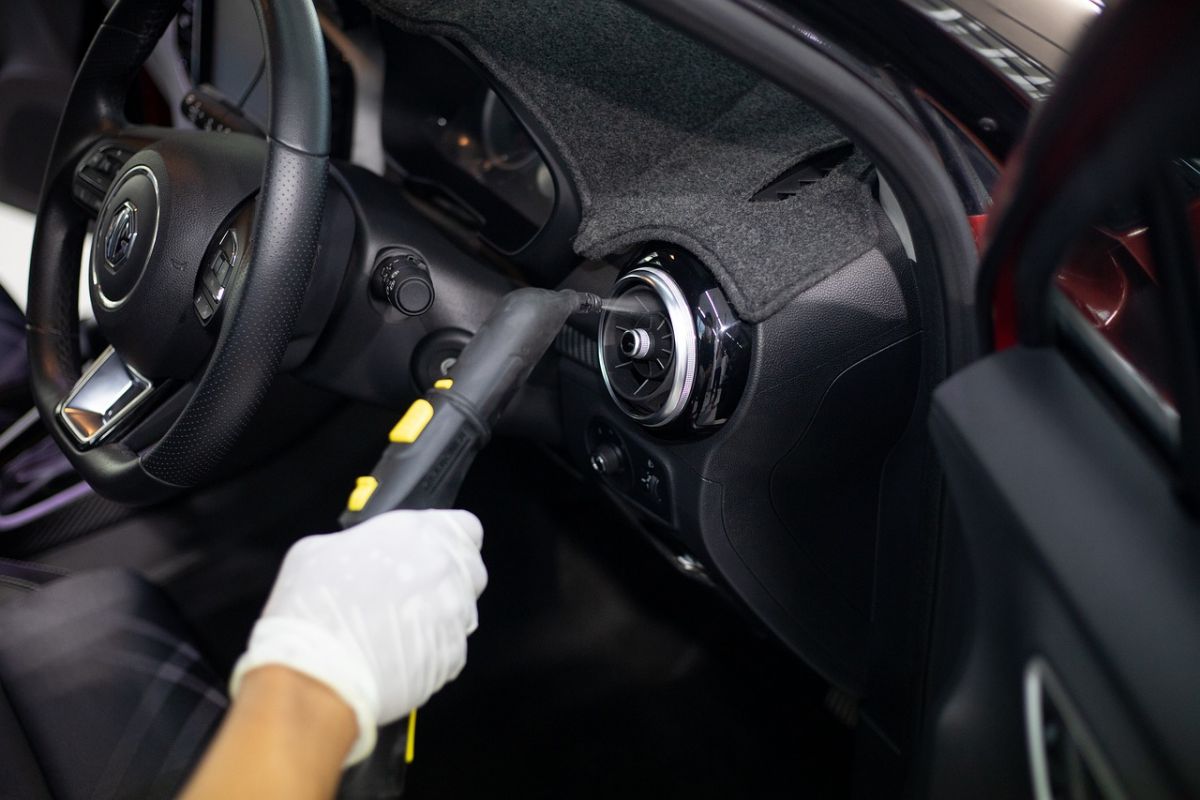 Cómo debes limpiar el interior del coche para librarte de la Covid-19