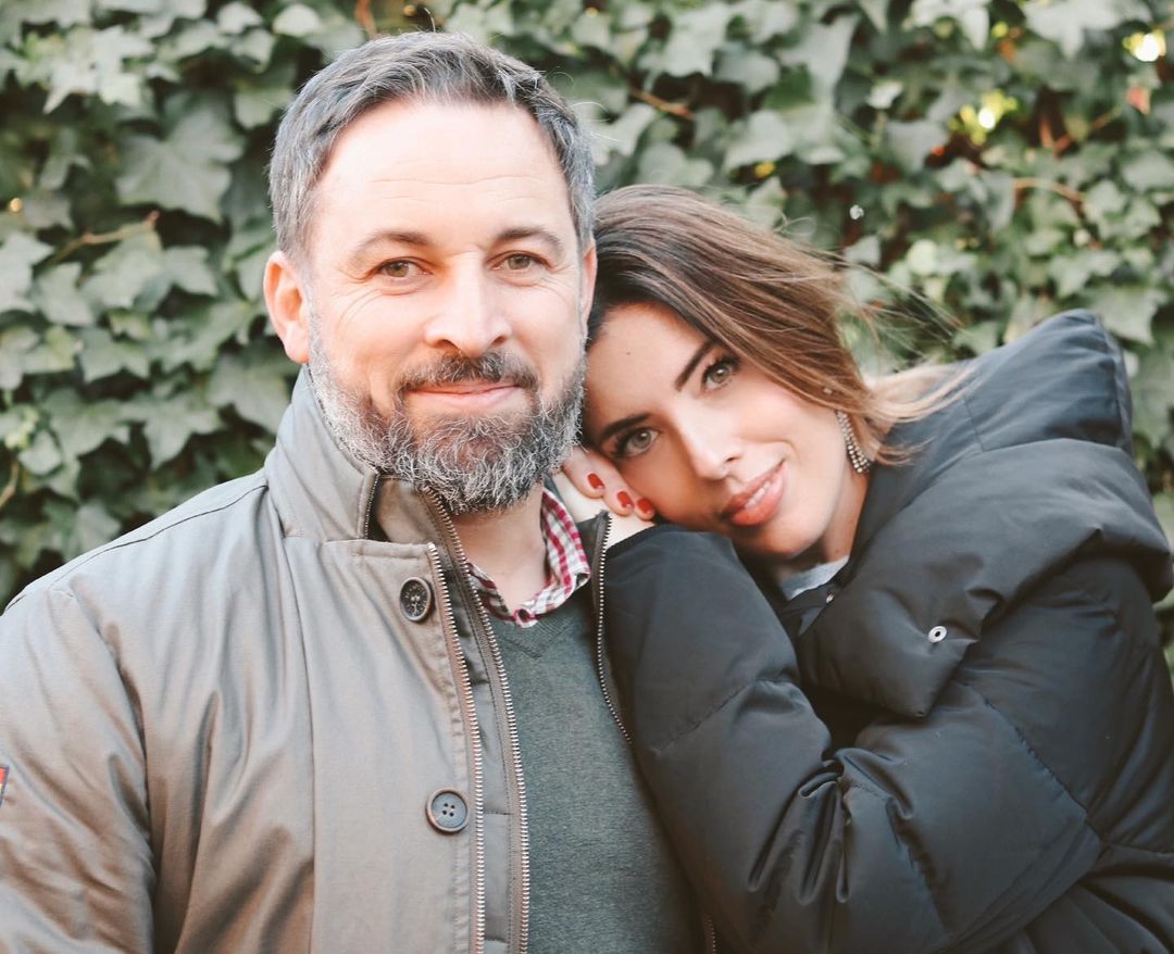Bea Fanjul y Posada de Maravillas, los últimos en sumarse: así son las parejas del 'Poliarte' 3 Merca2.es amor entre políticos y famosos Santiago Abascal y Lidia Bedman amor a golpe de followers y haters