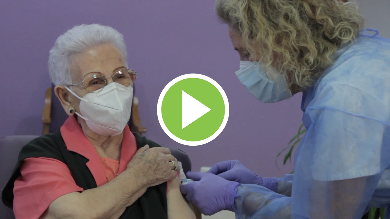 Araceli, la primera mujer vacunada en España, recibe la segunda dosis