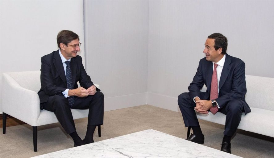 El sorpasso de CaixaBank a Bankia: 100€ más de comisiones para los clientes