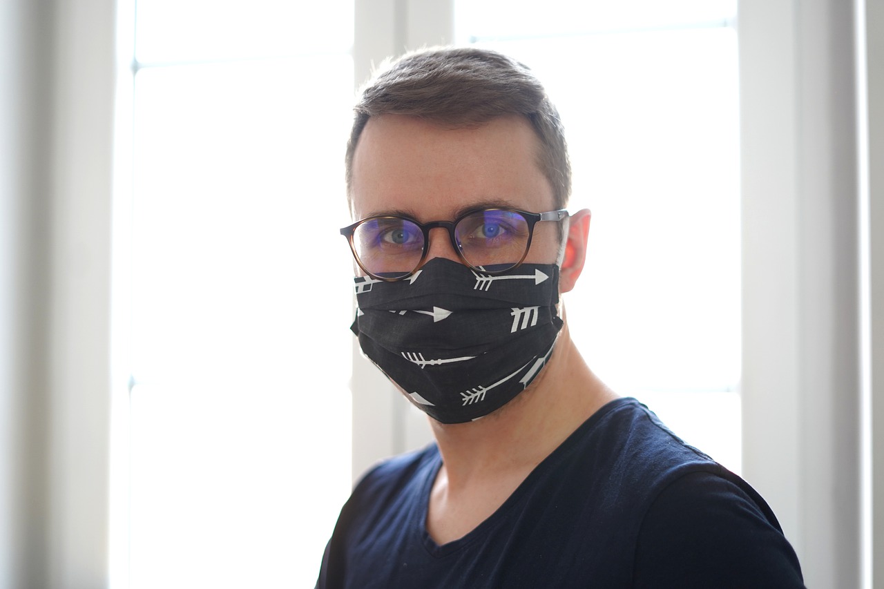 El truco definitivo para que las gafas no se te empañen al respirar con la mascarilla