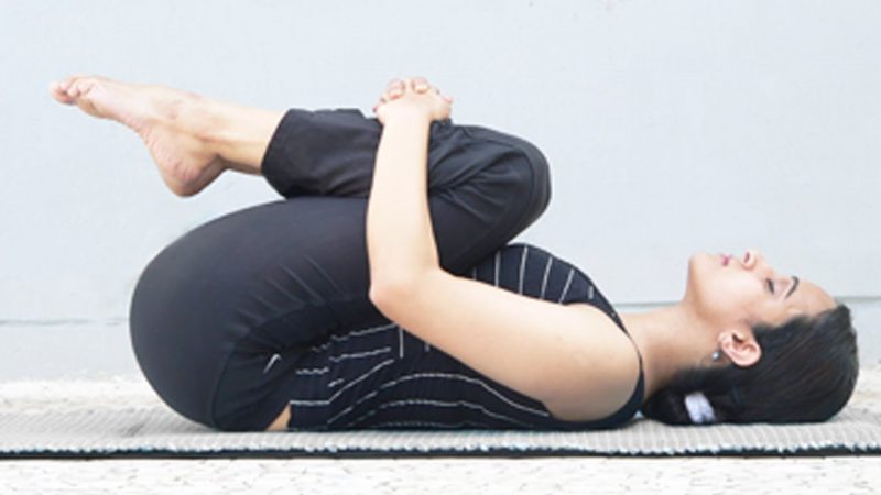 Las rodillas al pecho