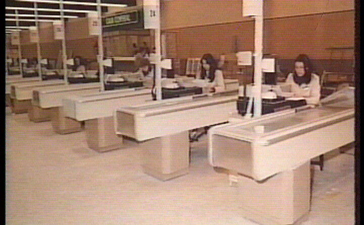 El particular golpe de estado de Alcampo: fulminación de precios en 30.000 artículos 2 Merca2.es Linea de cajas 1 Merca2.es