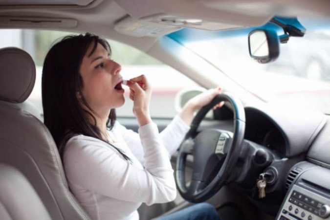 maquillarse conduciendo multa