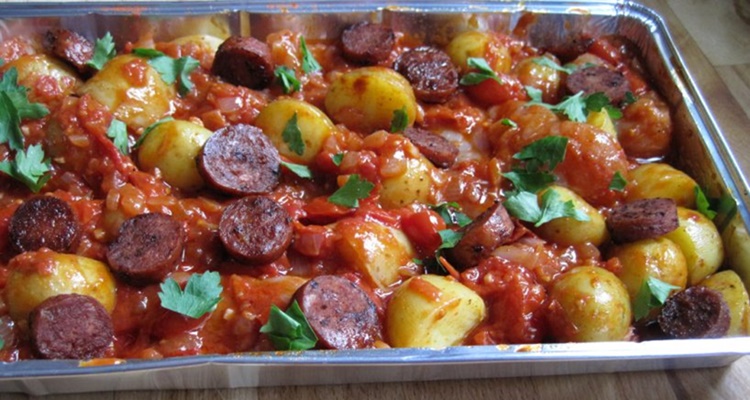 Patatas bravas con chorizo