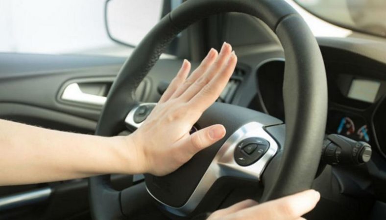 tocar claxon multa dgt