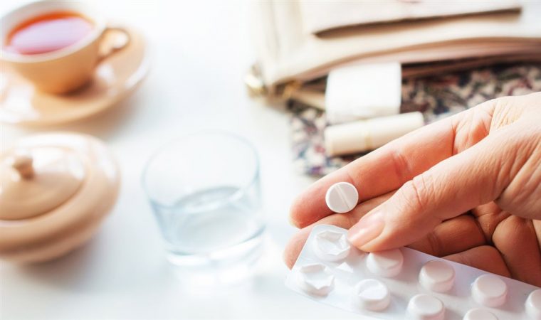 ¿Cómo almacenar o desechar la atorvastatina?