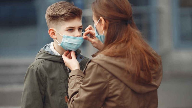 Compartir la mascarilla con otra persona