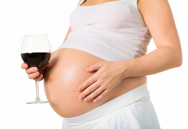 ¿Cuáles son los efectos del consumo de alcohol durante el embarazo?