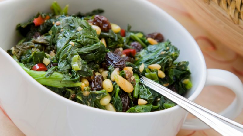 Espinacas a la catalana, unas de las recetas veganas más sencillas