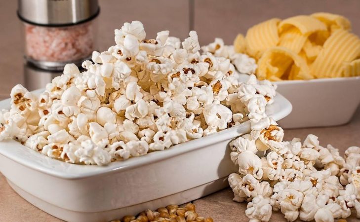 Las palomitas de maíz hechas en microondas