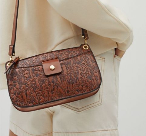 Screenshot 2021 03 25 Bolso Bandolera Grabada Bolsillo Exterior Camel Mujer Bandoleras parfois com Merca2.es