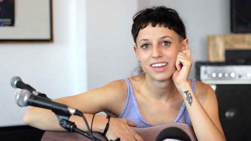 Travis Birds: ¿Quién es la invitada de David Broncano en La Resistencia? 24 Merca2.es travis guitarra Merca2.es