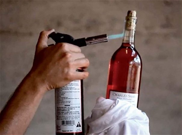 ¿Cómo utilizar un mechero para abrir una botella de vino sin usar sacacorchos?