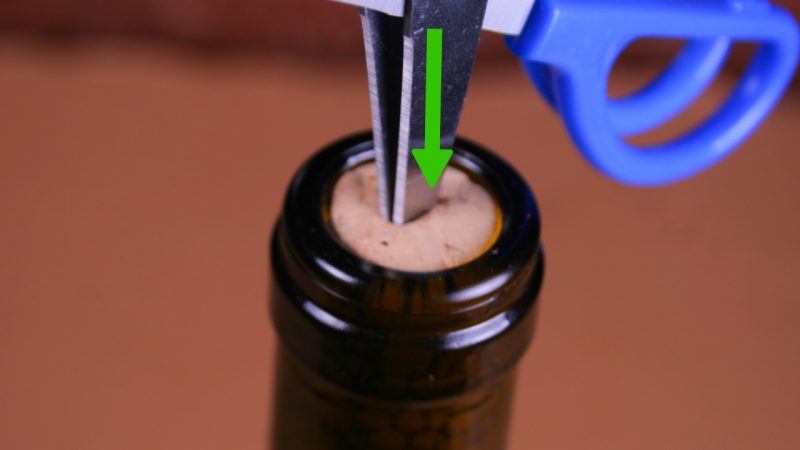 Con ayuda de unas tijeras