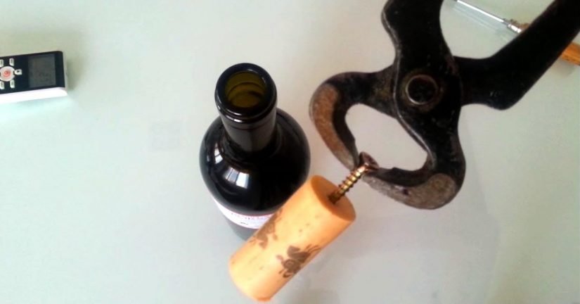 Con un simple tornillo