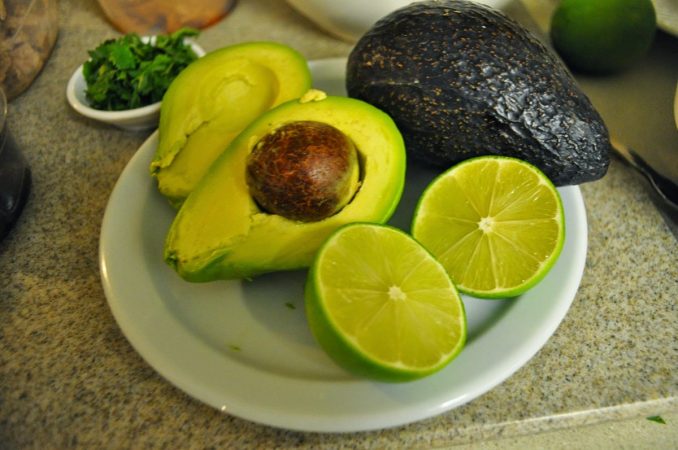 El zumo de limón o aceite de oliva para conservar aguacate