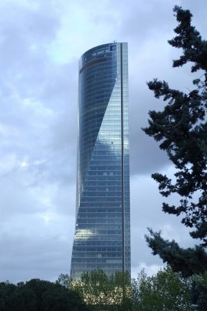 Estos son los 7 edificios más altos que puedes ver en España 32 Merca2.es La Torre Espacio, otros de los edificios más alto de España