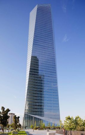 Estos son los 7 edificios más altos que puedes ver en España 29 Merca2.es La Torre de Cristal ¿Será uno de los edificios más altos de España?