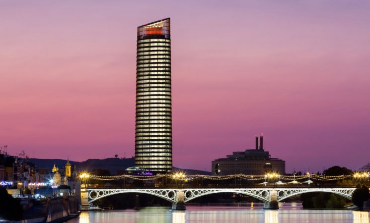 Estos son los 7 edificios más altos que puedes ver en España 35 Merca2.es La torre Sevilla, otros de los edificios más altos de España